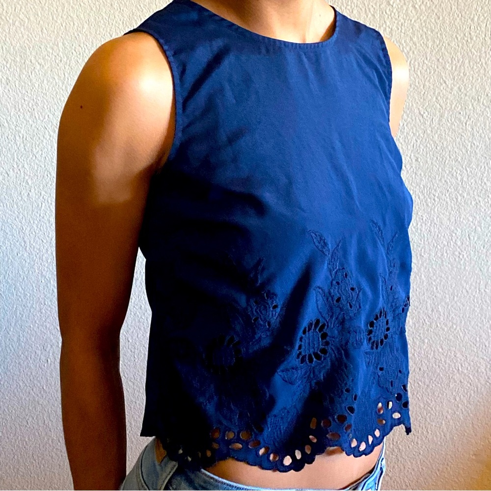 (Like New) Trendy Navy Cropped Tank Top with Embroidered Cut-Out Lace